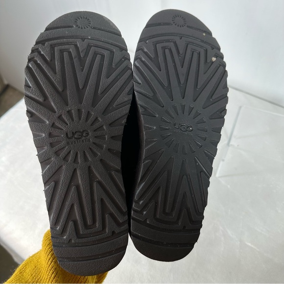 UGG 🎀 Classic plush slippers sz 8✔️ - Picture 2 of 7